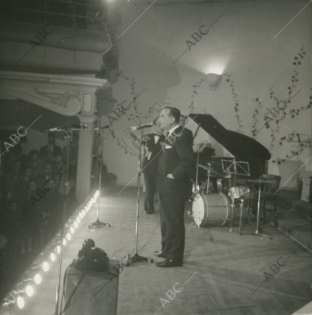 Boby Deglane durante una de las emisiones de la famosa "Operación Clavel" por él...