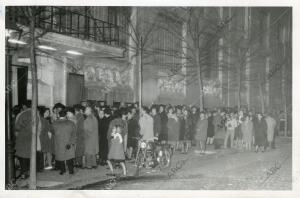 Fila de ciudadanos que quieren contribuir en la operación Clavel para ayudar a...