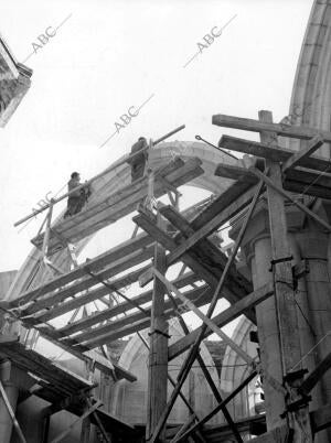 Imagen de dos Obreros Trabajando en las Obras de 1962 en la catedral de la...