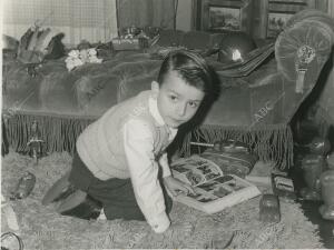 Un niño leyendo un tebeo