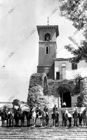 Vista parcial de la iglesia con los Hombres A caballo antes de tomar parte en un...