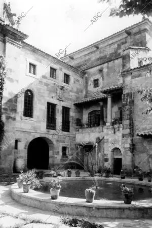 Vista del patio del palacio Elsedo en el pueblo de Pamanes (Cantabria)