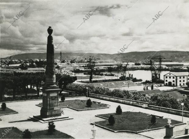 En la imagen, Obelisco a Churruca, jardines de Capitanía, dársena militar y...