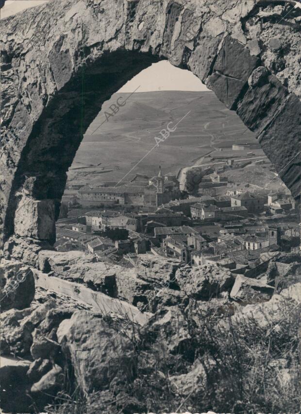 Desde un ventanal del alcázar se ve una vista de Molina de Aragón y el Giraldo,...