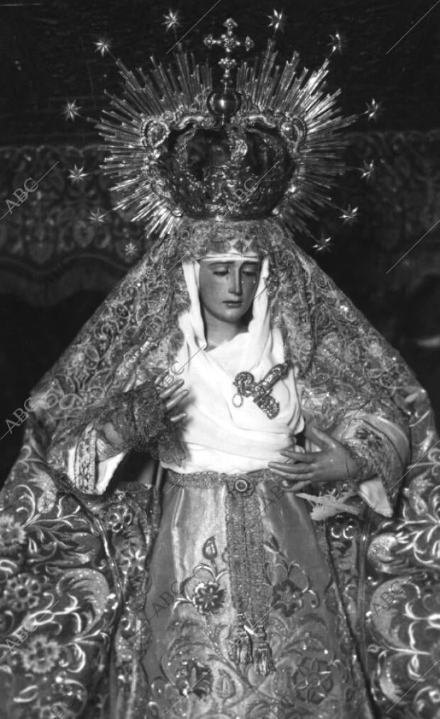 La Virgen de Loreto Sostiene una reproducción en oro de Un "Dornier Wal"