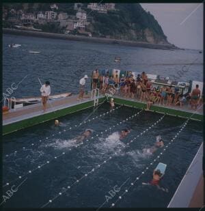 San Sebastián, 1962. La playa de la Concha. Piscina. Bañistas