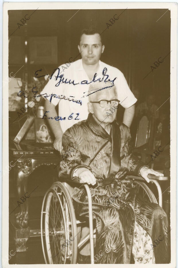 Fotografía del general Emilio Aguinaldo en silla de ruedas, dedicada a España