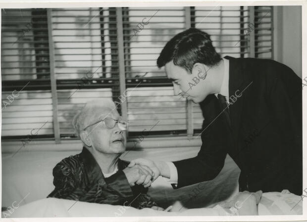 Luis María Ansón, saluda al general Emilio Aguinaldo