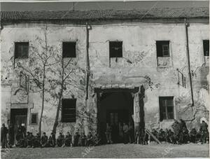 Soldados descansando en la puerta antigua del interior del Cuartel de Conde...