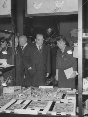 El ministro de educación Nacional, Sr. Rubio García-mina Recorriendo las...