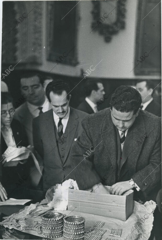 Entrega al Estado del Tesoro del Carambolo, en presencia del alcalde y de el...