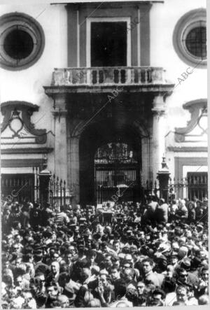 Multitud en el entierro del torero Juan Belmonte