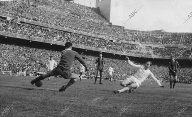 Di Stefano tira puerta durante el partido entre el Real Madrid y el Barcelona en...