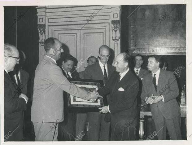 En el salón Goya del ayuntamiento de Madrid, el conde de Mayalde hace entrega de...