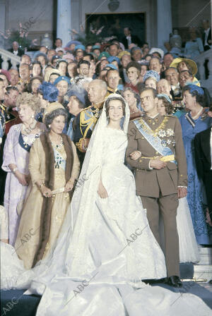 Don Juan Carlos y la Princesa Doña Sofía tras la boda, junto a toda su familica