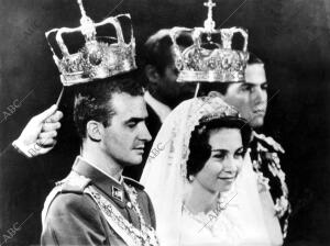 Don Juan Carlos y la Princesa Doña Sofía en un momento de la ceremonia de su...