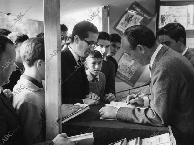 En la Feria del Libro, firmando ejemplares de su libro "Historia de la gente"