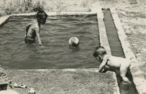 Unos niños disfrutando del baño y jugando con la pelota