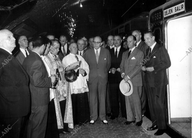 Inauguración del nuevo tramo del metro de Vallecas-Portazgo, A la cuál Acudieron...