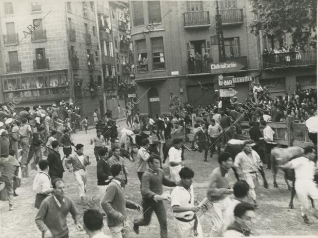 Mozos corriendo en el encierro del día de las fiestas de San Fermín