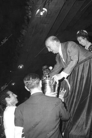 El generalísimo entrega la copa A Gento, capitán del real Madrid, Gento, después...