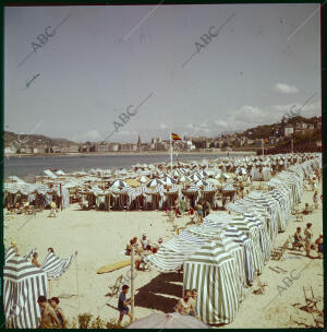 San Sebastián, agosto de 1962. Bañistas en la playa de la Ondarreta