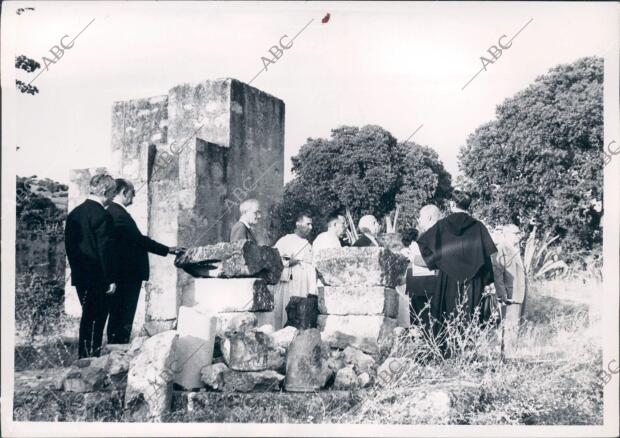 Excavaciones en Medina Azahara Visitadas por Diversos Participantes en el I...