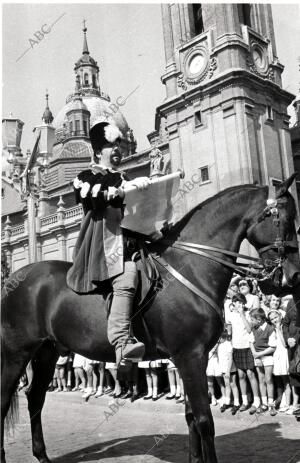 El pregonero Leyendo el pregón en la plaza del Pilar - fecha Aproximada