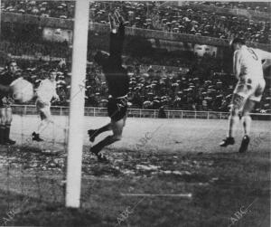 Real Madrid C.F. - Elche C.F. 6-1 Árbitro : Ortiz de Mendíbil Goles : 1:0 (15)...