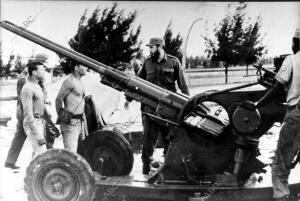 En la Foto, Fidel Castro Conversando con los Servidores de un cañón antiaéreo de...