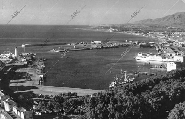 Puerto de Málaga 1963 - foto Arenas -fecha Aproximada