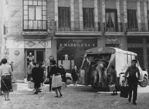 Un momento de la recogida de basuras domiciliarias en una barriada de la...