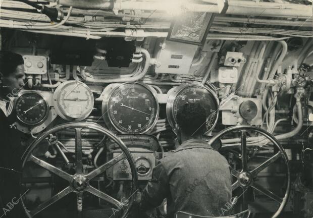 En la imagen, el marinero timonel está preparado para gobernar en el momento de...