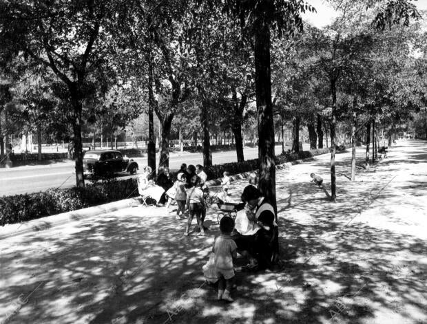 Los niños disfrutando de un día de otoño en Madrid