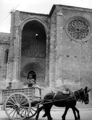 Iglesia de nuestra Señora la Blanca en el pueblo Villalcazar de Sirga (Palencia)