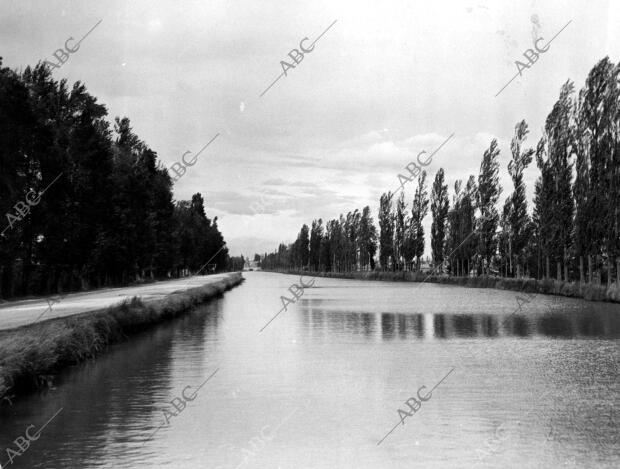 Vista general del canal de castilla en Palencia