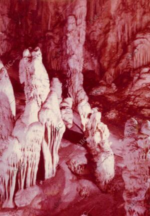 Estalagmitas de nieve azul en la cueva de Nerja (Málaga)