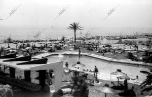 Vista de una de las Piscinas de Torremolinos y de la Playa (Málaga)