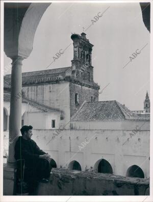 Al fondo A la derecha la torre de la iglesia