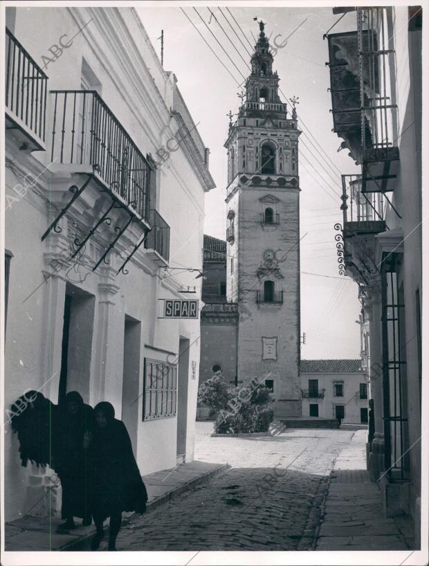 Torre de la iglesia de Moguer vista desde la plaza del Marqués