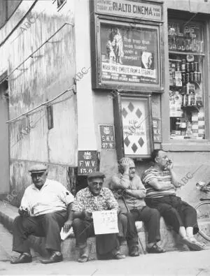 Habitantes del peñón Descansando en una calle de Gibraltar