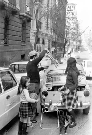 Una familia carga el equipaje en el Automovil (1963)