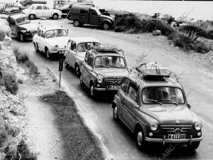 Una caravana de automóviles Seat 600