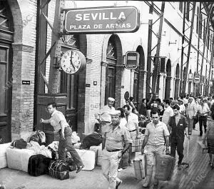 Viajeros en la estación de plaza de Armas en los 60, Años del éxodo rural masivo