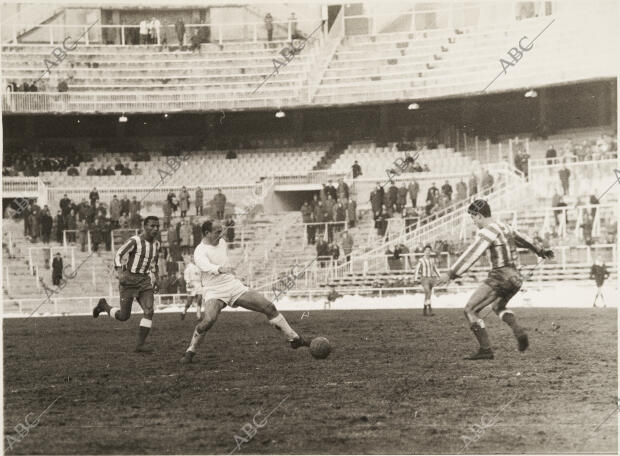 En la imagen Di Stefano intenta controlar un balón