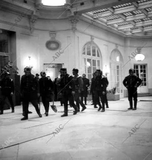 Los Bomberos en el vestíbulo del Ritz donde Hubo dos Muertos y trece Heridos al...