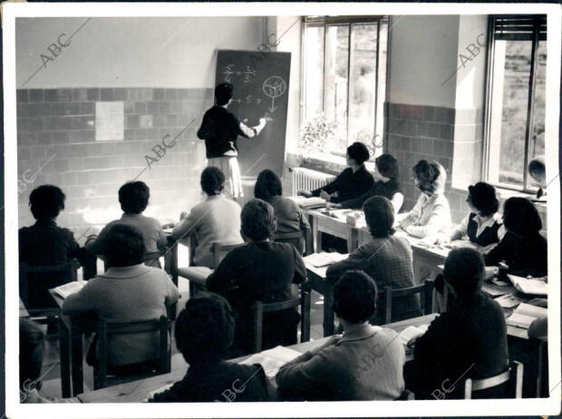 Mujeres Dando clase en el centro escolar de Maestras Auxiliares Sociales