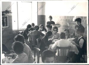 Mujeres en el comedor del centro escolar de Maestras Auxiliares Sociales