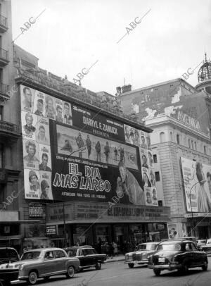 Vista de la fachada del palacio de la música con el cartel de la Película "el...