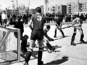 Partido de hockey sobre Patines en el campo de Valllehermoso en la Xv edición de...